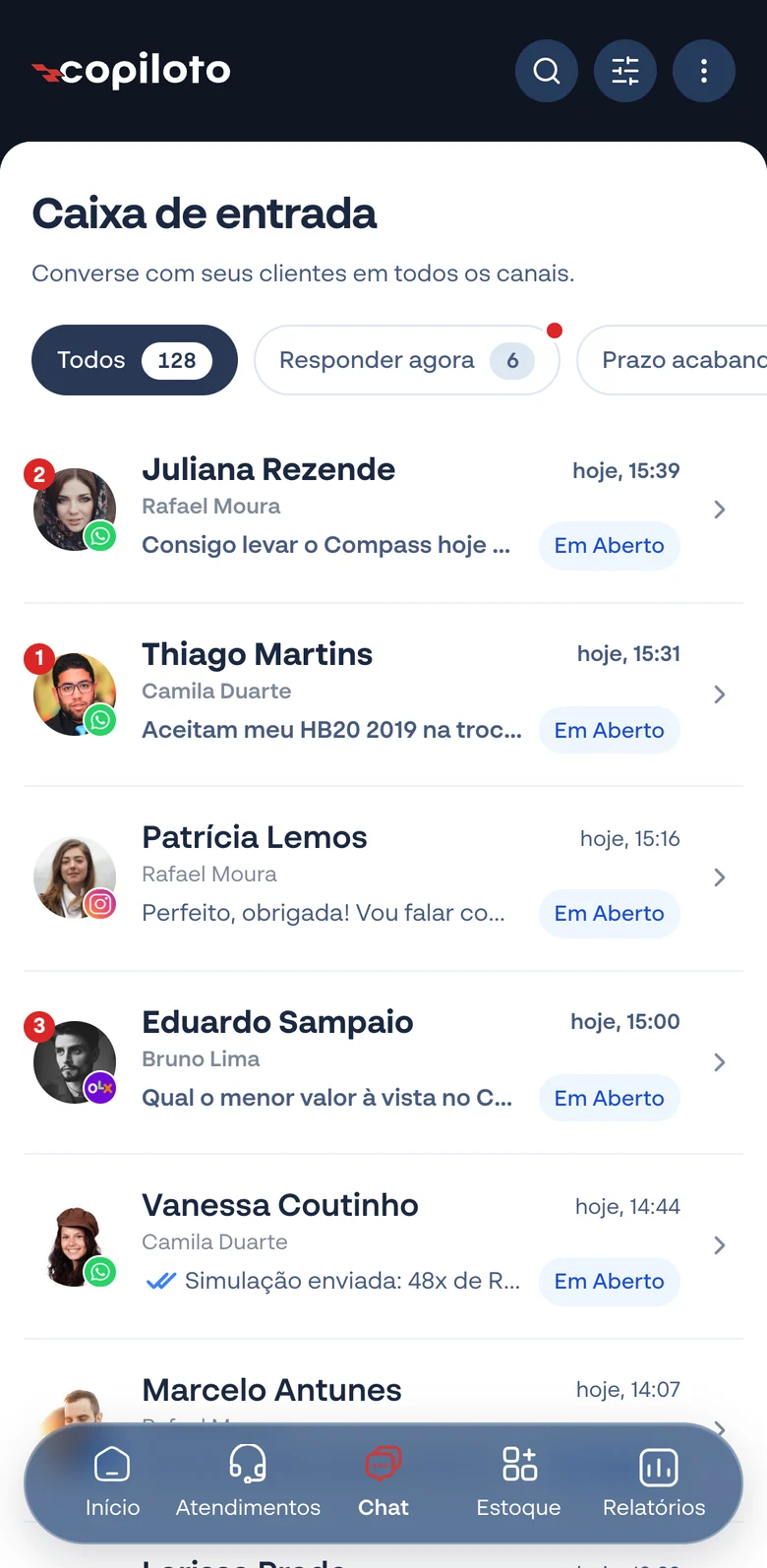 Caixa de entrada do app do Copiloto com conversas do WhatsApp, Instagram, OLX e Facebook